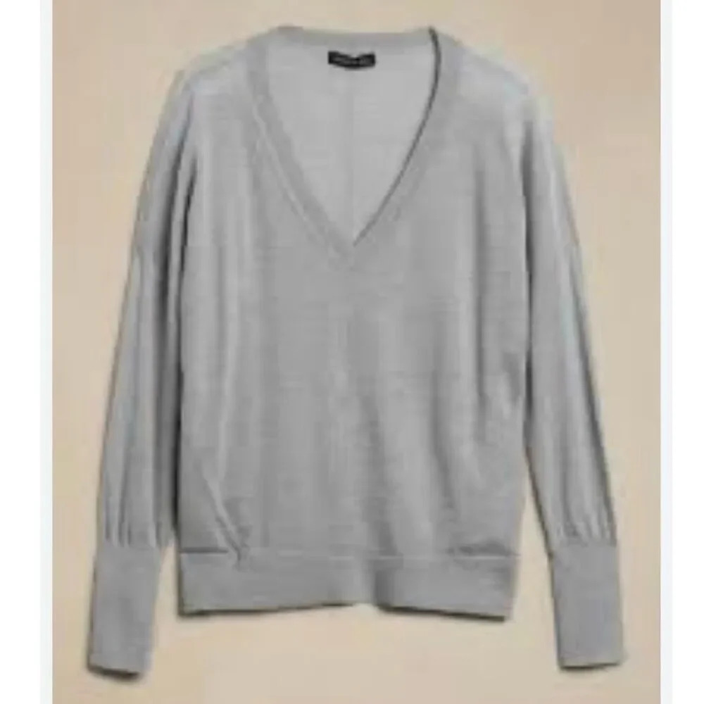 BANANA REPUBLIC | Heather Gray Long Sleeve V-Neck Merino Wool Sweater | Medium